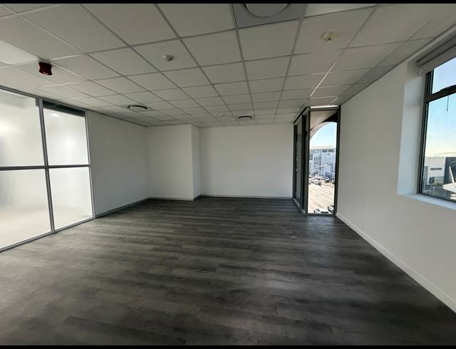 472M² BUILDING TO LET IN CLAREMONT